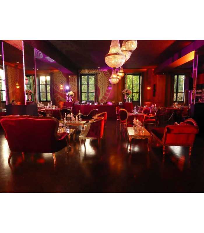 Méridienne velours rouge et or dans un salon de réception à lustres, location pour mariage et gala à Paris, 126 Events