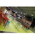 Tabourets de plusieurs coloris avec tables assorties dans une grande salle de repas type réfectoire événementiel