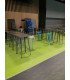 Tabourets hauts multicolores avec table haute dans un salon professionnel, ambiance networking