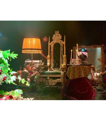 Trône doré Lion King en velours vert installé dans un décor mille et une nuits.