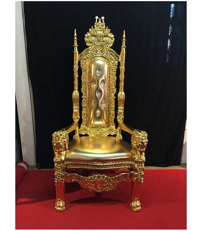 Imperial-style gilded baroque throne, carved gilded wood frame, high backrest, placed on a red carpet.