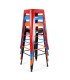 Tabourets hauts empilés en métal rouge, noir, orange et bleu sur fond blanc