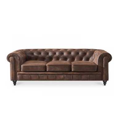 canapé Chesterfield en tissu marron vieilli sur fond blanc