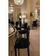 Chaise de bar velours noir médaillon assise 76 cm vue de côté dans un bar au style raffiné