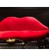 Canapé rouge en forme de bouche