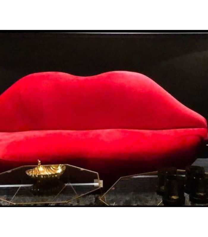 Canapé rouge en forme de bouche