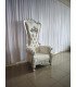 Photo du trône de mariage doré et blanc en location par 126 Events