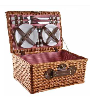 malle à pique-nique en osier vintage ouverte avec vaisselle blanche et couverts inox sur fond blanc