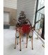 Deux rennes accrochés à un traîneau de Père Noël devant un sapin dans une entrée décorée