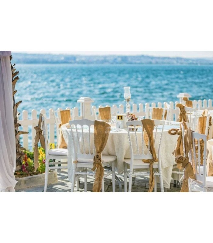 réception avec les chaises Napoléon blanche en location par 126 Events