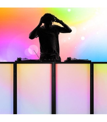 DJ booth avec DJ en animation musicale éclairé par projections lumineuses colorées