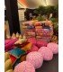 plusieurs coussins en velours Julia de différents coloris disposés sur un canapé pour une mise en scène décorative