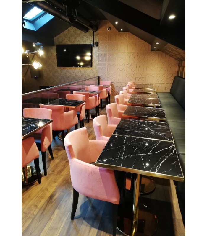Table de bistrot carré noir avec cerclage laiton doré dans un espace lounge loué par 126 Events