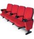 Rangée de fauteuils de cinéma en tissu rouge
