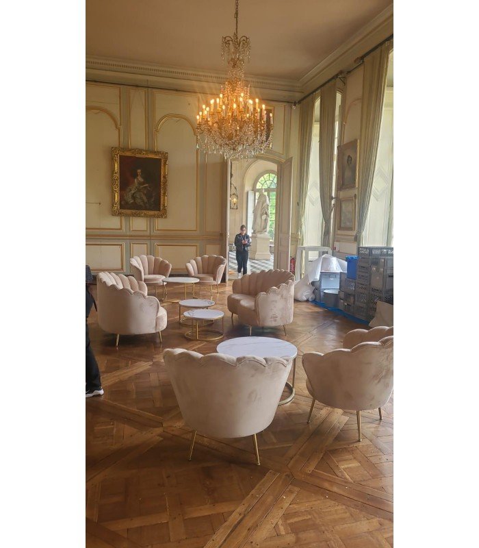 Canapé coquillage 2 places arrondi écru dans une pièce d'un château lors d'une réception