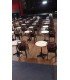 Table de bistrot parisien ronde en acier 60cm dans une salle de spectacle