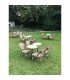 Table de bistrot parisien ronde en acier 60cm dans un jardin