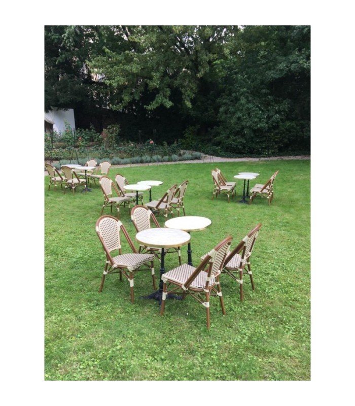 Table de bistrot parisien ronde en acier 60cm dans un jardin