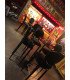 Chaise de bar velours noir médaillon assise 76 cm autour d’une table haute assortie dans une scénographie événementielle