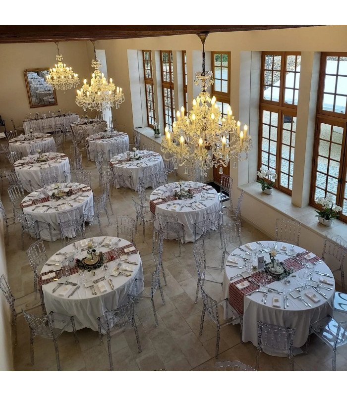 Table de réception ronde 180 cm dans une salle de réception