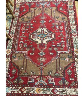 Handmade Persian rug rental 175 x 112 cm, red field, ivory medallion and camel corners, top view - 126 Events