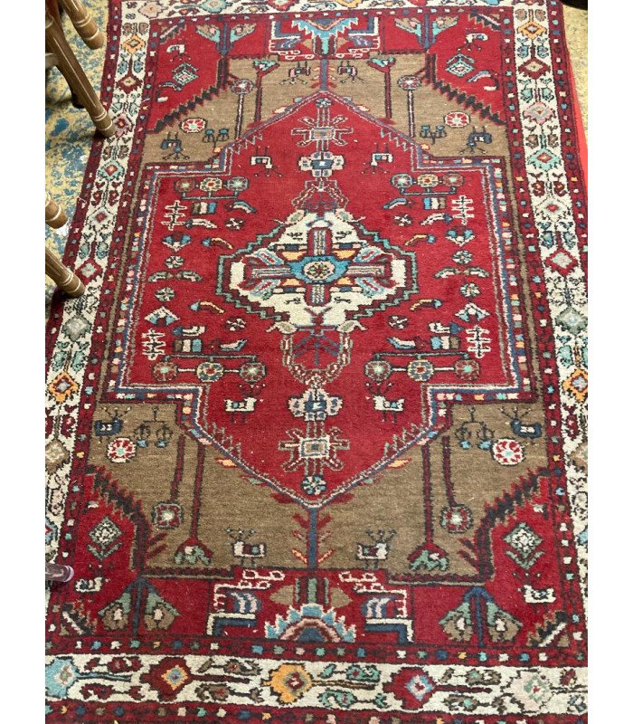 Handmade Persian rug rental 175 x 112 cm, red field, ivory medallion and camel corners, top view - 126 Events