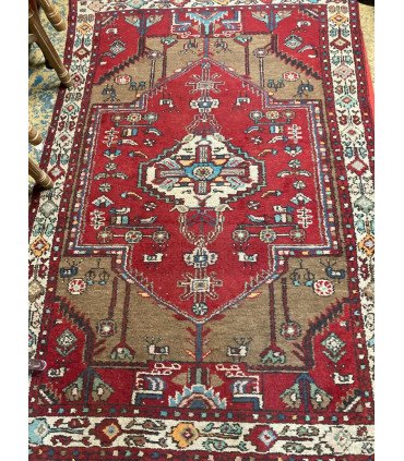 Handmade Persian rug rental 175 x 112 cm, red field, ivory medallion and camel corners, top view - 126 Events