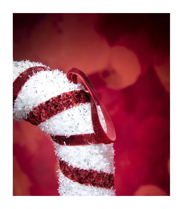 Detail of the string for hanging the candy cane, height 52 cm, on a red background.