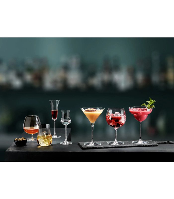 différents verres à cocktails sur un bar avec verre à martini plastique transparent en situation de service