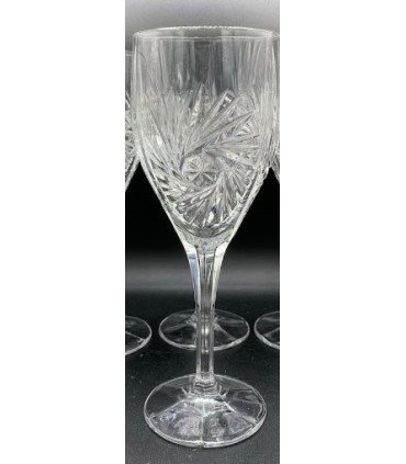 Verre à vin en cristal transparent de 29 cl sur fond blanc, style vintage, à louer chez 126 Events