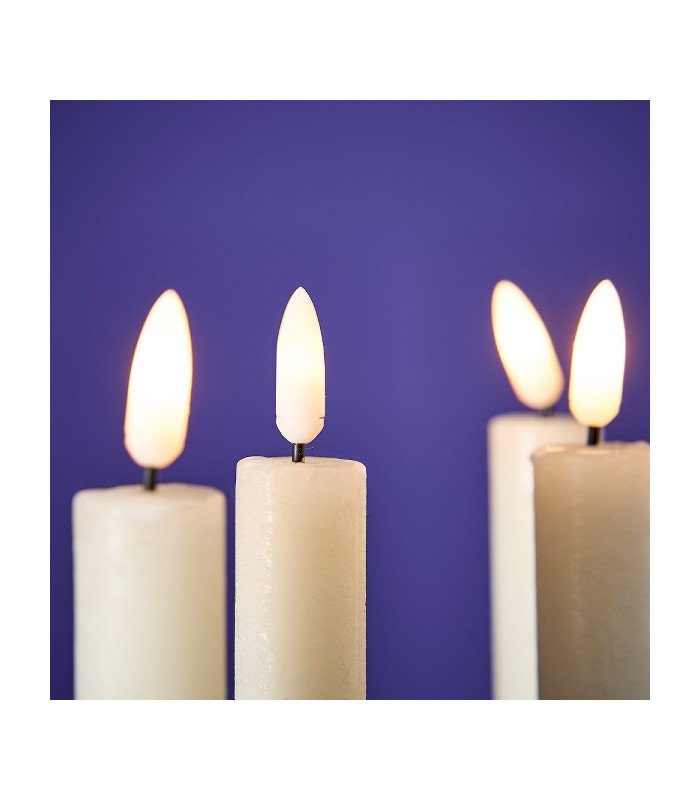 Bougie à led couleur crème 24,5 cm allumée, vue du dessus, utilisée en décoration lumineuse sur un fond violet