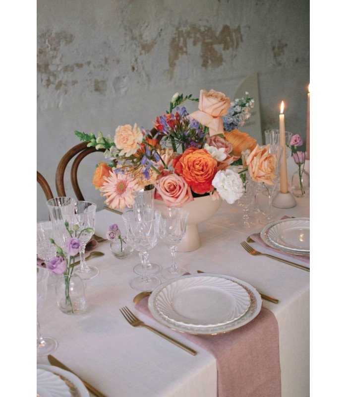 Vintage-style champagne flute, 21 cl, placed on a reception table.