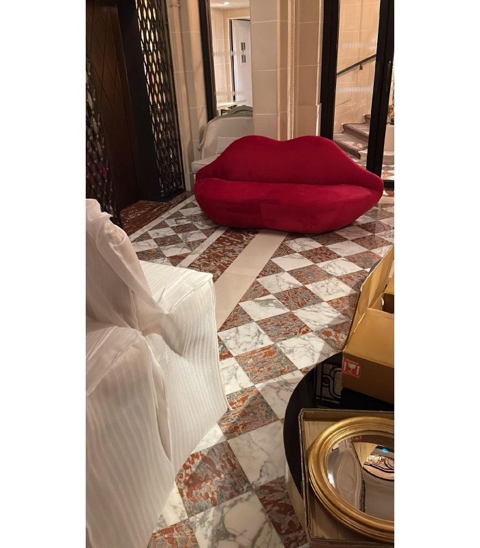 location canapé bouche velours rouge