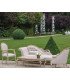 Pack mariage Swan tissu lin et bois cérusé disposé sur terrasse extérieure ensoleillée