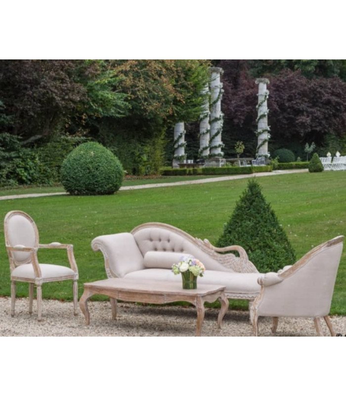 Pack mariage Swan tissu lin et bois cérusé disposé sur terrasse extérieure ensoleillée