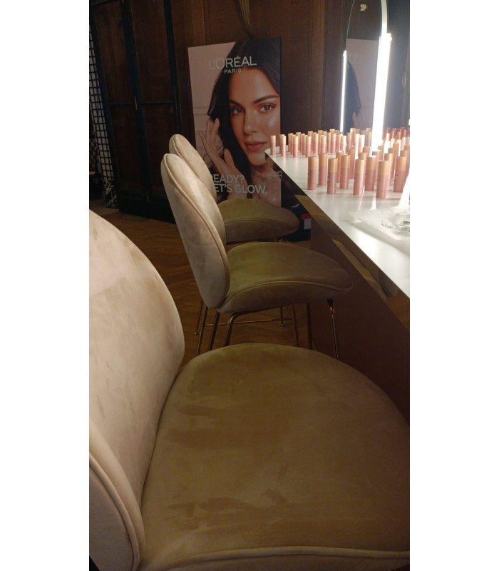 Tabourets de bar métal doré et tissu écru devant une coiffeuse – mobilier pour maquillage professionnel