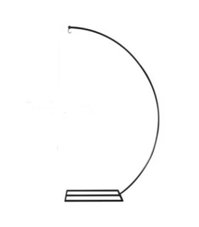 Suspension de table noire en aluminium H 230 cm, pour accrocher un lustre, en location chez 126 Events