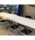 Table pliante rectangulaire 180 cm x 80 cm installée dans une salle de réunion avec plusieurs chaises