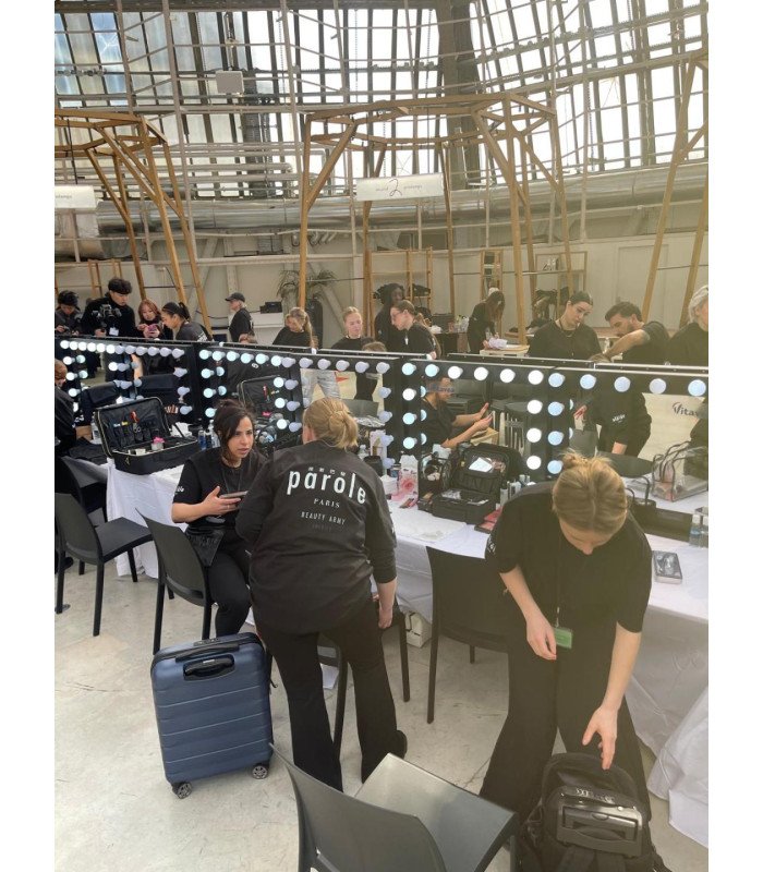 enfilade de miroirs led à maquillage dans une salle d'événement professionnel