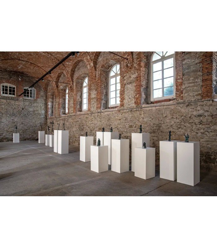 White stele with bell for presenting a figurine at an event