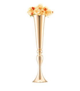Vase trompette doré H 55 cm garni de roses orangées, centre de table à louer chez Location Mobilier Paris