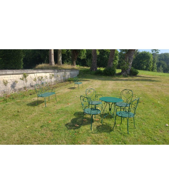 Table de jardin ronde pliante Floréal Ø 60 cm verte dans un jardin avec chaise assortie