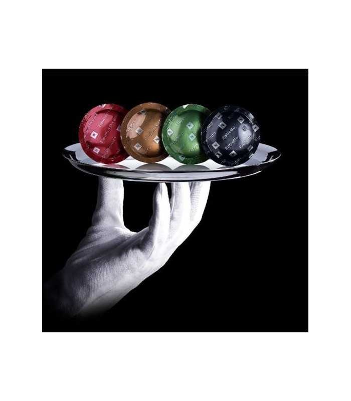 Assortiment de quatre capsules différentes présentées sur un plateau tenu par une main