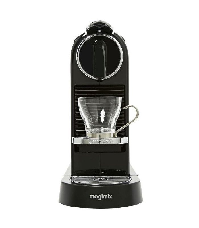 Machine à café noire de face sur fond blanc avec accessoires