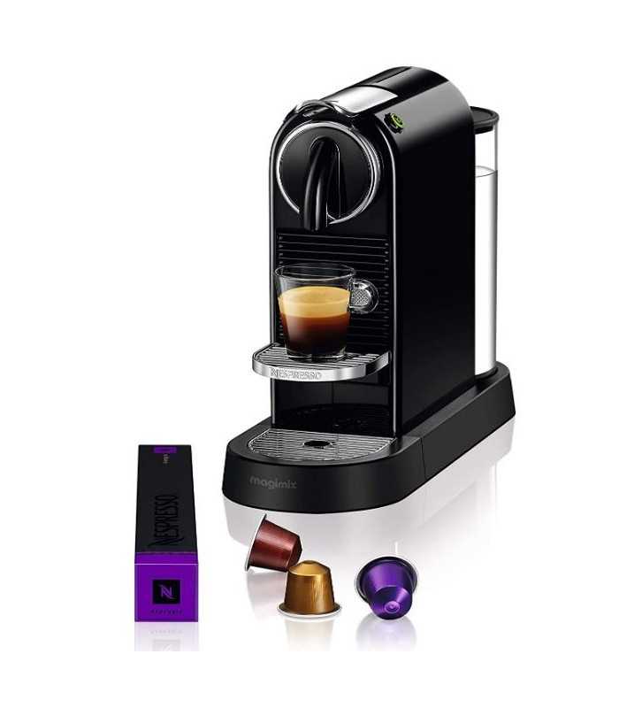 Machine à café noire de côté sur fond blanc avec capsules compatibles