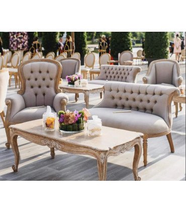 Pack mariage Milano tissu lin et bois cérusé installé sur une terrasse extérieure avec fauteuil, banquette et table basse
