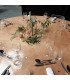 Table ronde pliante en bois 168 cm décorée avec plantes, bougies, couverts et verres pour un repas de réception