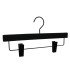 Cintre en bois noir pour pantalon avec clips métalliques sur fond blanc