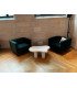 Table basse forme nuage ivoire à 4 pieds dans un espace lounge avec canapé noir pour événement