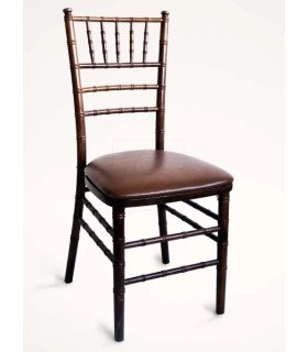 Chaise Chiavari finition acajou avec galette simili marron pour réception et mariage